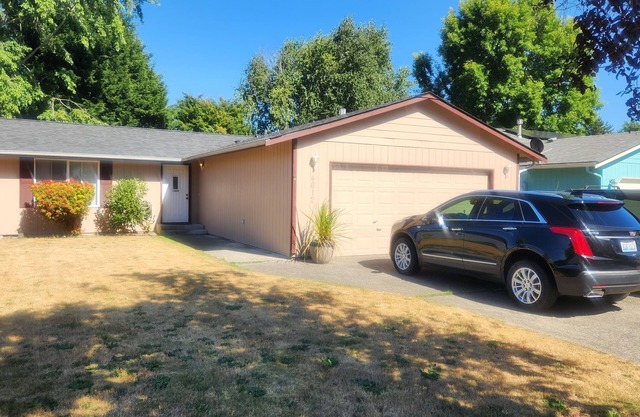 NIce house in quiet residential neighborhood 2 blocks from the Park.