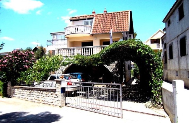 Nice house - quiet location - only 2 apartments - sea view - approx. 30 m to the beach