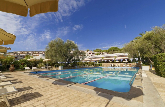 Nice apartment in villa for 4 people with WIFI, A/C, pool, TV, terrace, pets allowed and parking