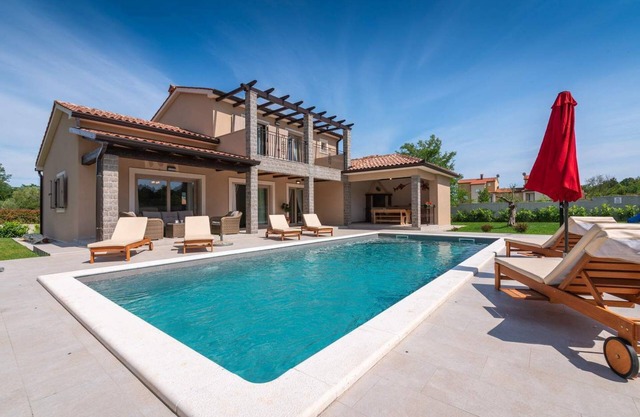 Nice newly built holiday home with swimming pool near Labin