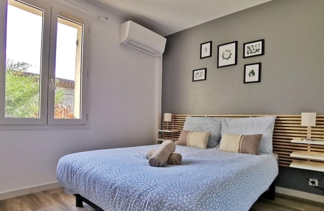 Nice T2 with small garden and parking near the historic city center