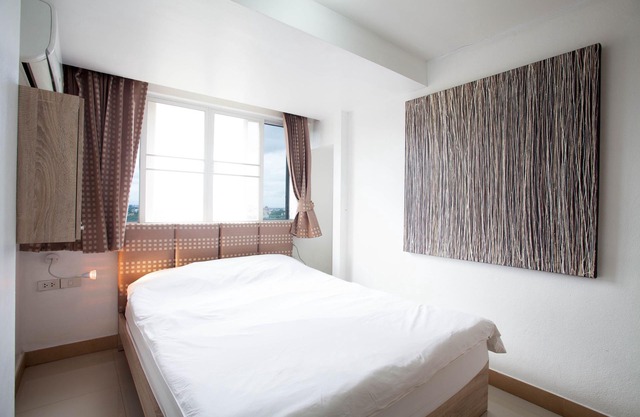 Night Bazaar Road-DELUXE 1BR 13th F Work-From-Home w/Fully Fitted Kitchen