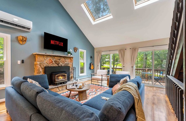 Night Golf, Fire Pit, Game Room, Hot Tub, Theater room, Lake Access Fun house!