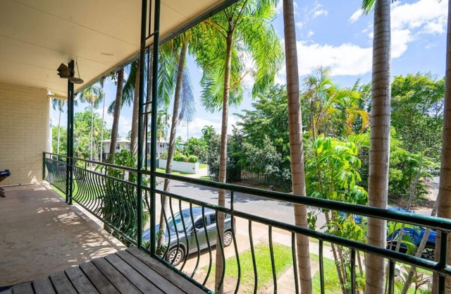 NIGHTCLIFF RETREAT - Stylish 2BR Apt