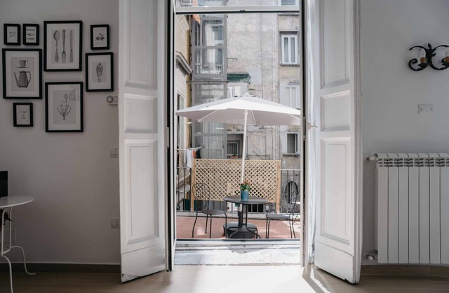 Nilo – Historic Apartment with Patio by Casa N