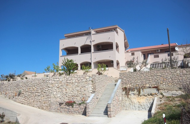 Njaco - Three Bedroom Apartment with Sea View