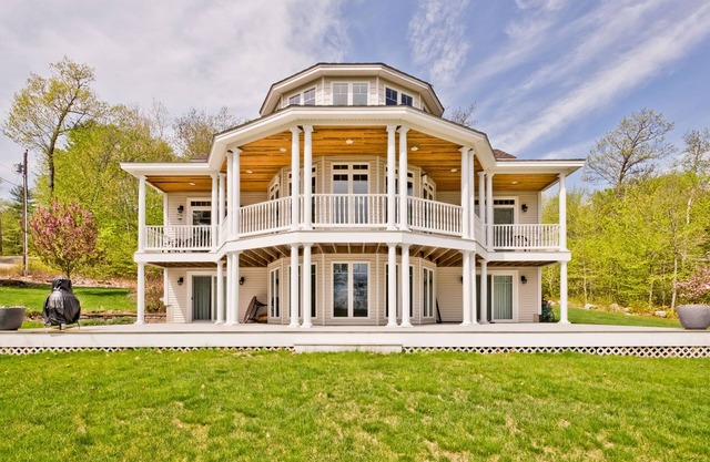 Njoy Luxury - MUST experience this exclusive and stunning lakeview home