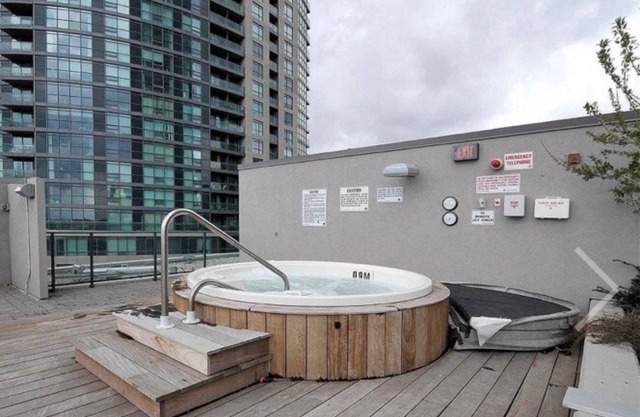 nLuxury Condo with CN tower views,Indoor Pool, Free Parking, accomodates 4