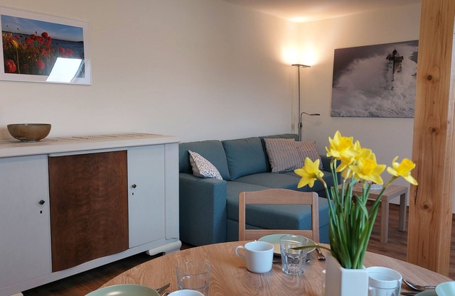 No.1/2-room apartment (right, 60m²) 2-4 pers., loggia, upper floor + ground floor - H3 Wohnen am Hofcafé