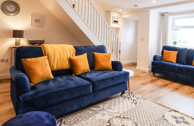 NO. 3 LANESIDE, character holiday cottage in Great Harwood