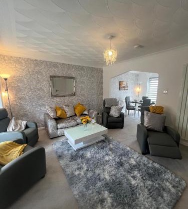 No 6, Ayr, 140m2, New Decor 2024, 3bedroom, detached house, with private gardens