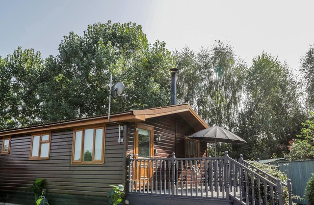 NO. 77- HONEY BEE LODGE, pet friendly, with hot tub in Wilberfoss