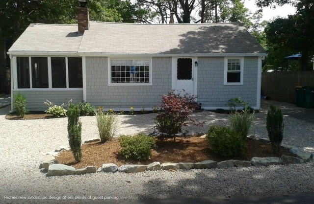 No place like Poppy, cozy 3 BR, 1bath outdoor shower 3 min walk to private beach