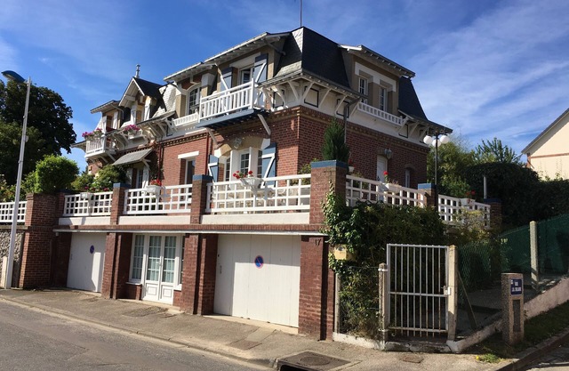 Norman house 200 m from the sea