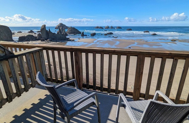 North Loft: Cozy, two-person loft with deck overlooking the beach