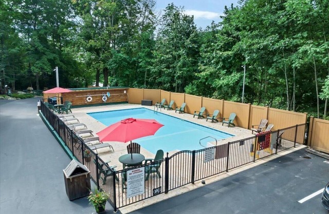 Northern Acres Resort with 20 bedrooms and WiFi, AC in serene Lake George