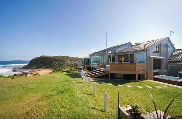 Northern Beaches beachfront house for 6-8 people - awesome beach location !