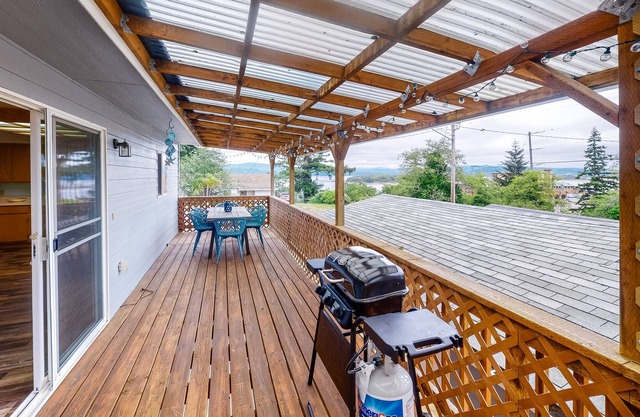 Northern Retreat W/Bay Views, Furnished Deck, Free WiFi, Game Room, & Foosball!