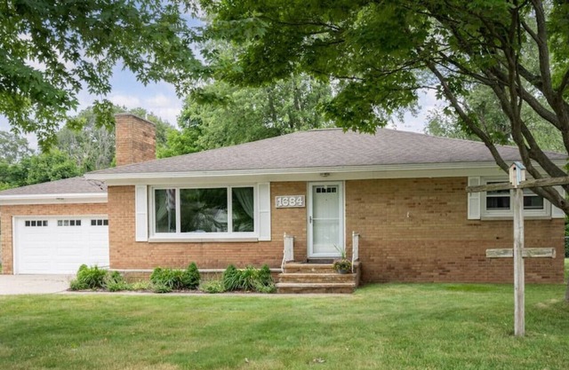 Norton Shore · Cute 3 bedroom cottage steps away from the beach