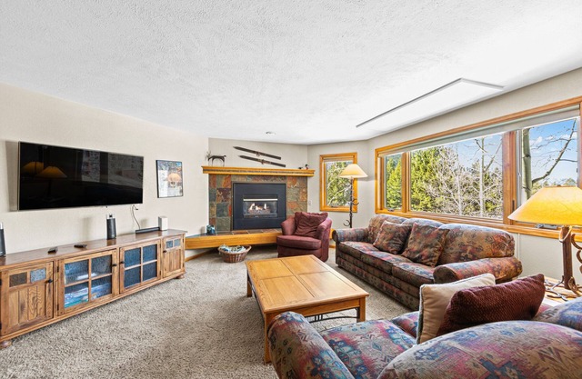Nostalgic Mountain Getaway, Only a Short Walk to Lifts or River Run!