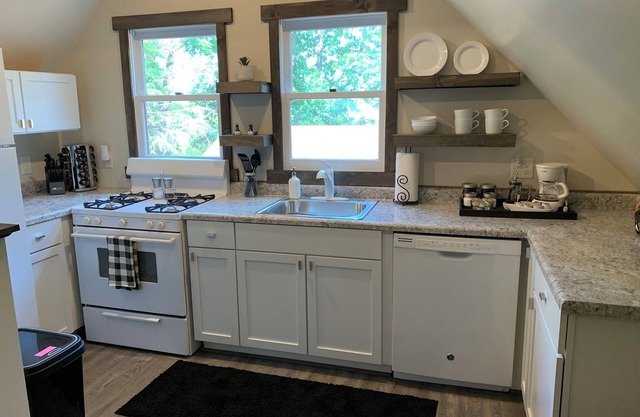 Not so rustic brand new apartment on beautiful Pine Mountain Lake.