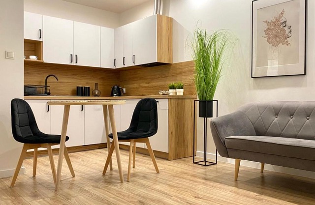 Nowoczesny Apartament w Dzierżoniowie - parter - balkon - pokój + sypialnia