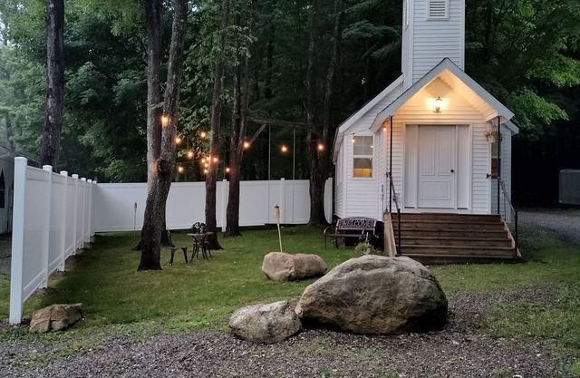 nTiny Chapel: A Romantic & Tranquil Retreat for Getaways & Lasting Memories.
