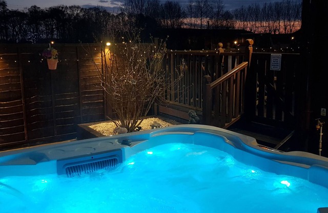 Nualas Holiday Lodge York - Private Hot Tub & Kids Play Area