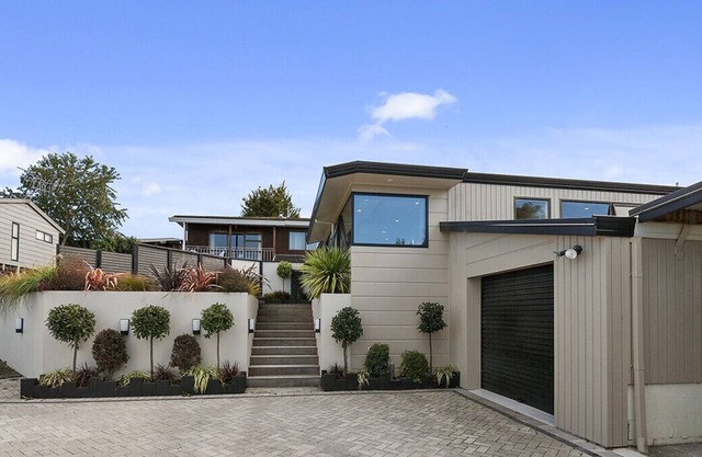 NUKUHAU'S NEST WITH SPA - TAUPO HOLIDAY HOME in Two Mile Bay