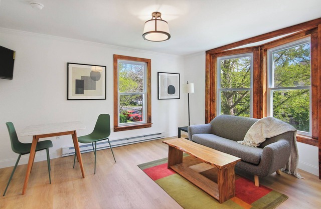 NY Suite | Downtown Walk to Commons | Free Parking