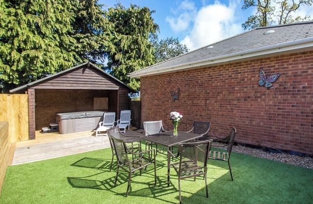 Oak 3 Hot Tub + Private Garden