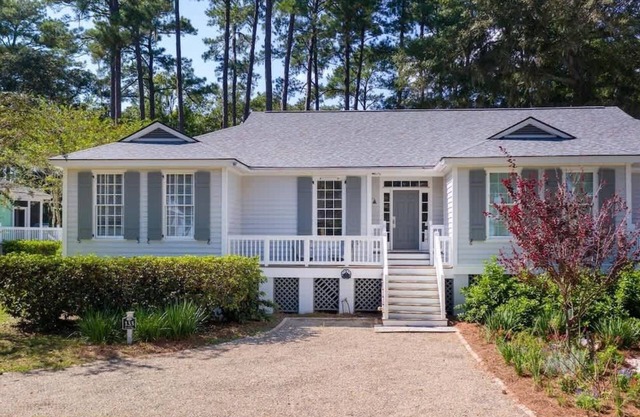 Oak Breeze Cottage - Pet Friendly Retreat