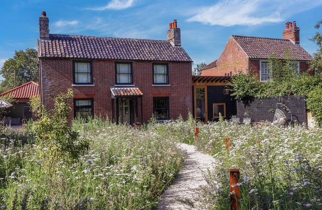 OAK COTTAGE, pet friendly, character holiday cottage in Blundeston