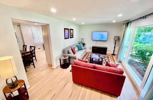 Oak House: Newly Remodeled Luxury Home Close to DC