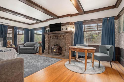 Oak Suite
