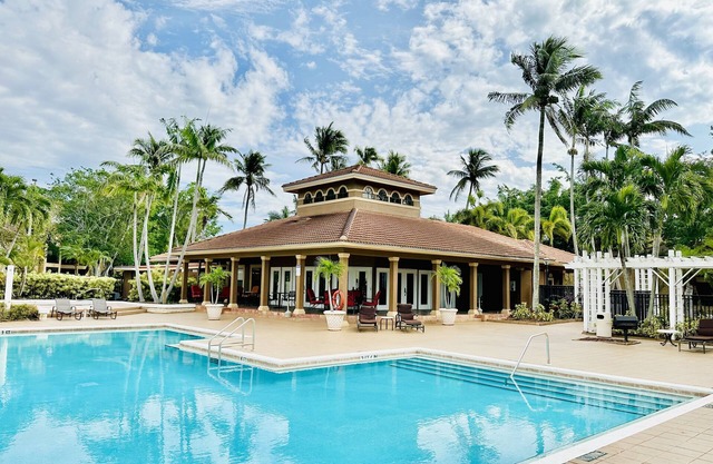 Oasis Resort Style Condo 2/2
