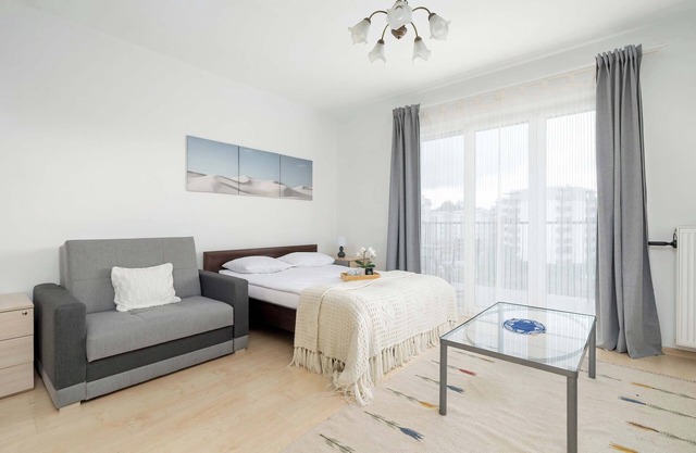 Obozowa 118 Kraków | Bright Studio with Desk and Bathtub