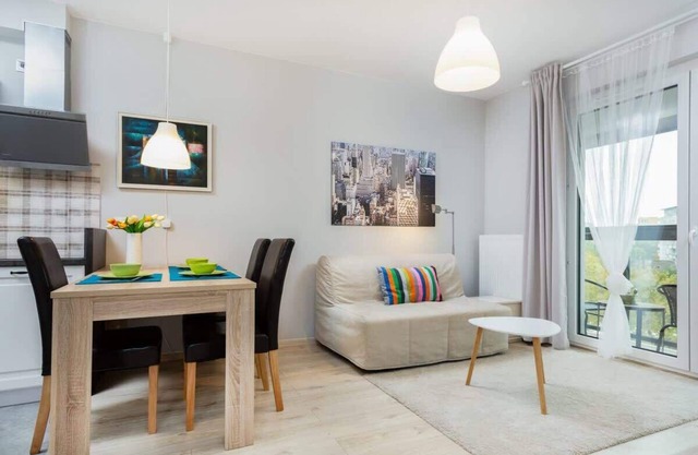 Obozowa 20 | Beige Apartment | Parking | Desk