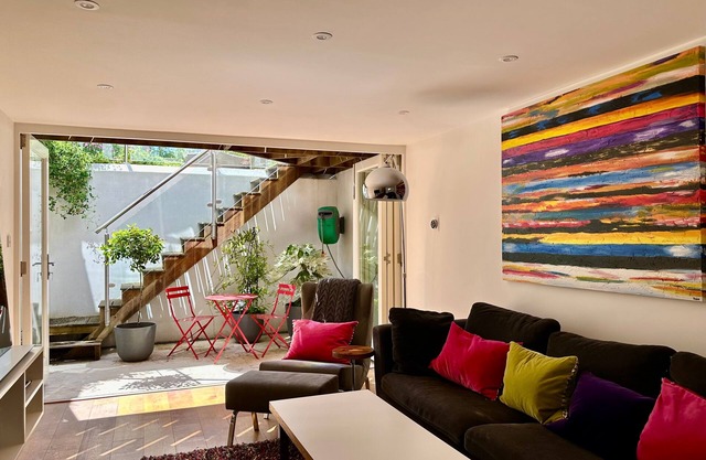 Observatory Retreat: Luxury Jericho Townhouse with Parking