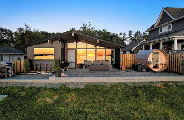 Obsidian - Beachfront Mid-Century Modern with Sauna and Air Conditioning