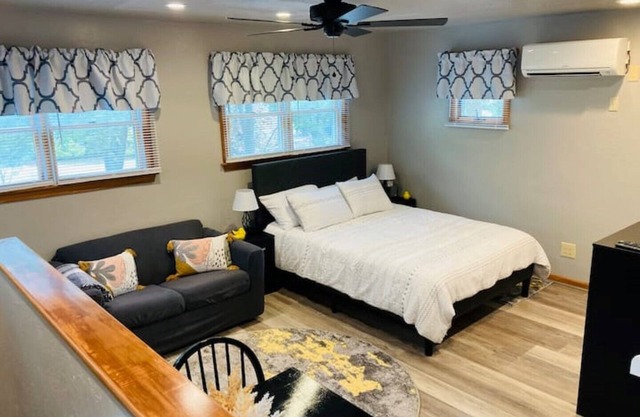 OBX gem, private studio, couple's nest!