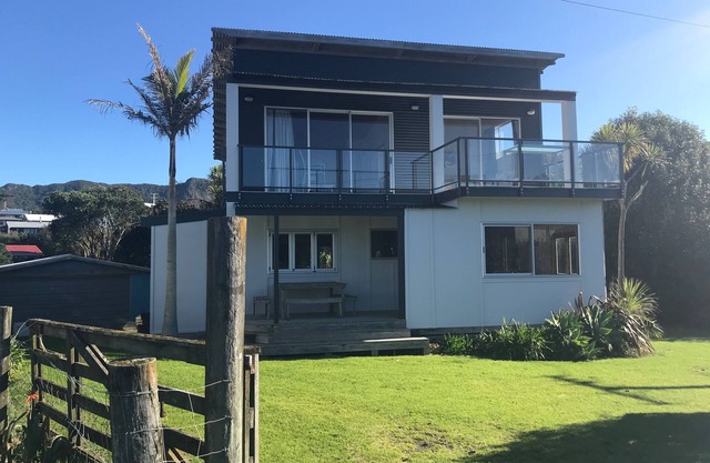 Ocean Beach Family Retreat- private walkway to beach