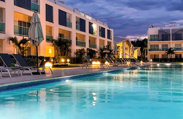 Ocean beach & pool, stunning 2 Bed, 2 Bathroom cozy apartment -gated secure area