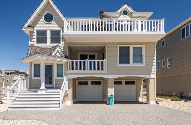 Ocean Block- Pool home- Sleeps 16