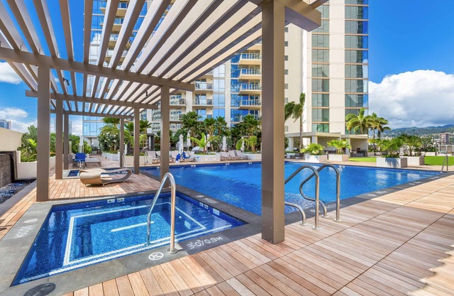 Ocean-City Luxury Family Retreat at Sky Ala Moana w/Great Building Amenities