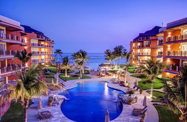 Ocean Front 4 Bedroom Penthouse with Resort Amenities Overlooking the Pacific!