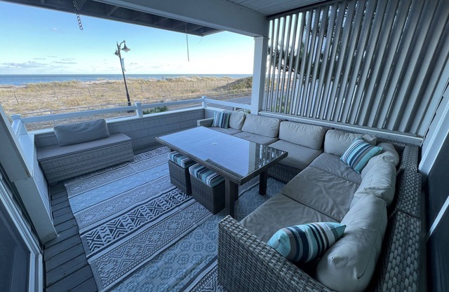 Ocean Front luxury Condo, Center of Town - sleeps 11, parking for 3 cars