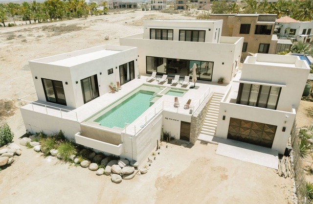 Ocean Front, Retreat house w/private pool/hot tub-5min from the beach