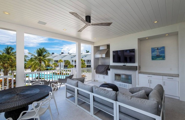 Ocean & Pool Front Maison Residences, on sandy beach, heated pool in Islamorada