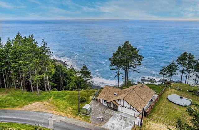 Ocean's Overlook- Panoramic Ocean Views, Cozy and Comfortable
